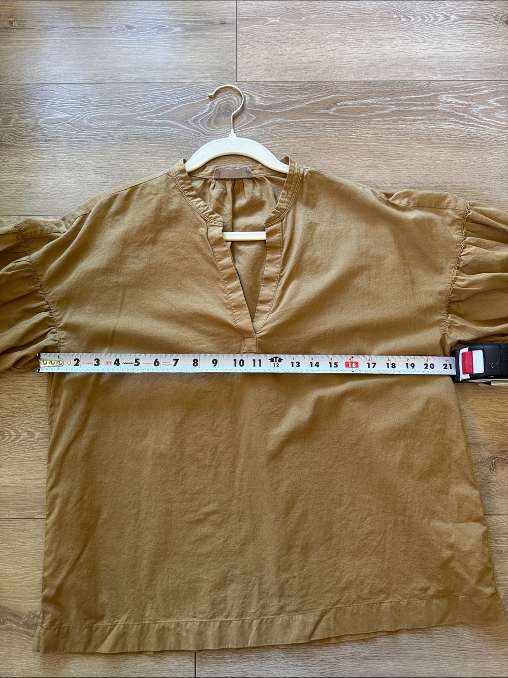Everlane Puff-Sleeve Split-Neck Top in Camel Brown - Picture 5 of 6
